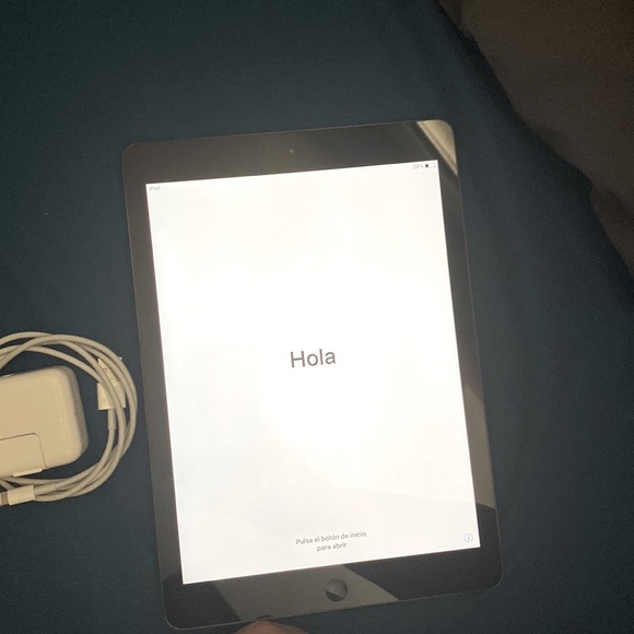 iPad Air - 2018 - 9.7” screen - Picture 3 of 3